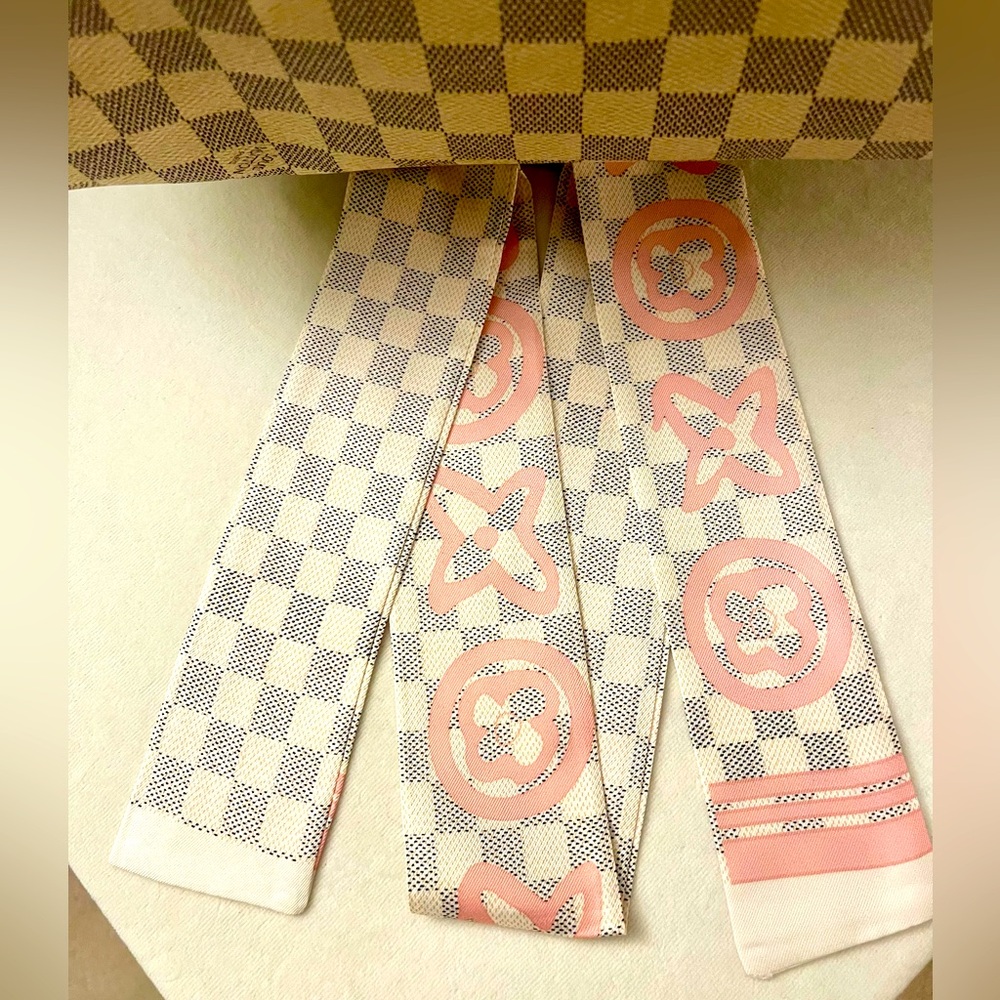Elegant Checkered Bow Accent Handbag - Picture 3 of 5
